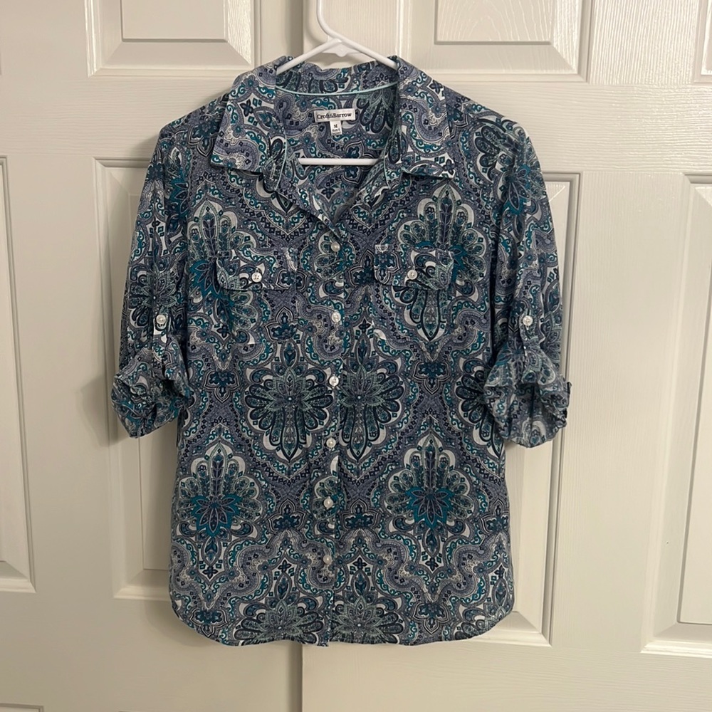 U69-Croft& Barrow Blue Paisley Roll Tab Sleeve Button Up Blouse Size Medium